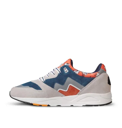 Karhu x Moomin Aria 95 'But No High Hill' (Khaki / Blau)
