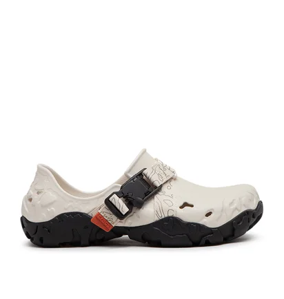 Crocs All Terrain Atlas Clog (Beige / Schwarz)