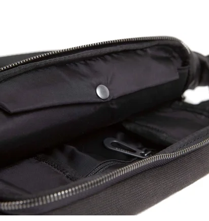 côte&ciel Isarau Small Alias Sling Bag (Schwarz)