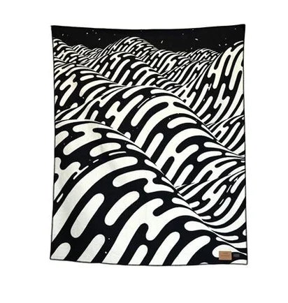 Raised by Wolves x Pendleton Robe Blanket (Schwarz / Weiß)