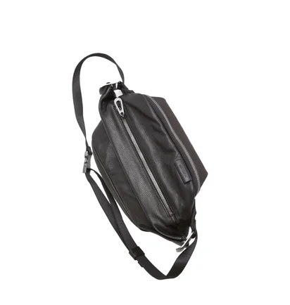côte&ciel Isarau Small Alias Sling Bag (Schwarz)