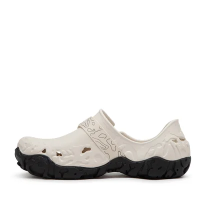 Crocs All Terrain Atlas Clog (Beige / Schwarz)